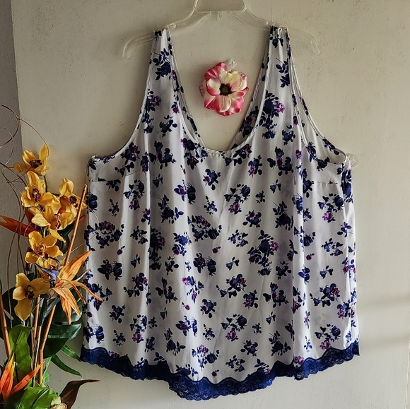 Torrid EUC Size 4 White Blue Floral Lace Trim Flowy Tank Top - Picture 2 of 15